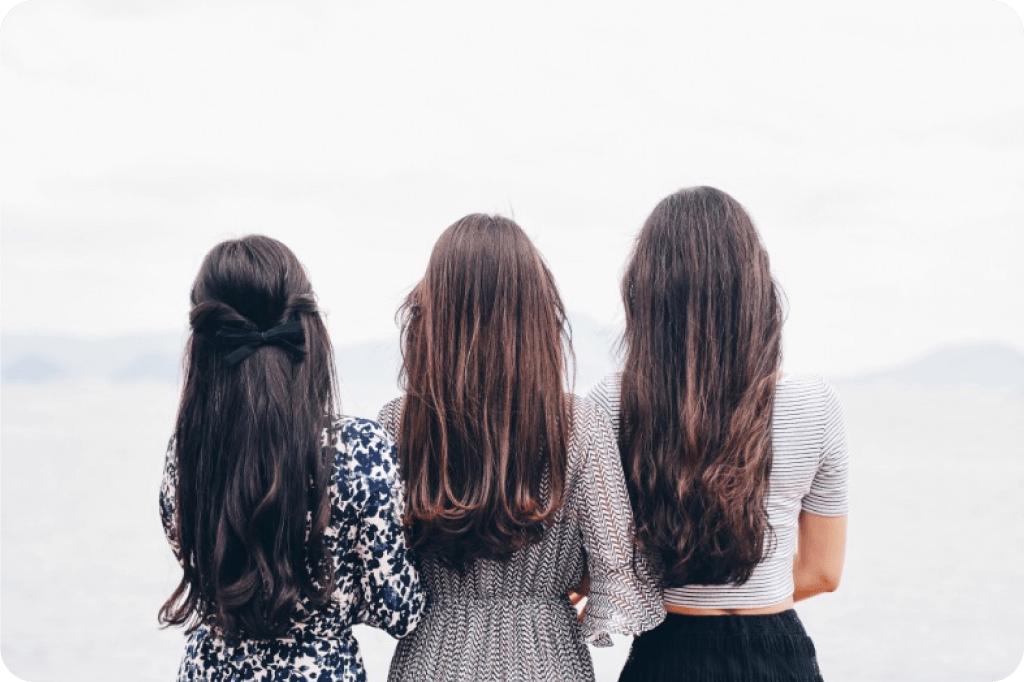 Három hosszú hajú lány